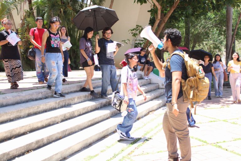 Estudiantes denuncian el transporte público deficiente en CCSEAH UADY y exigen rutas dignas y funcionales como parte de su derecho a la movilidad.