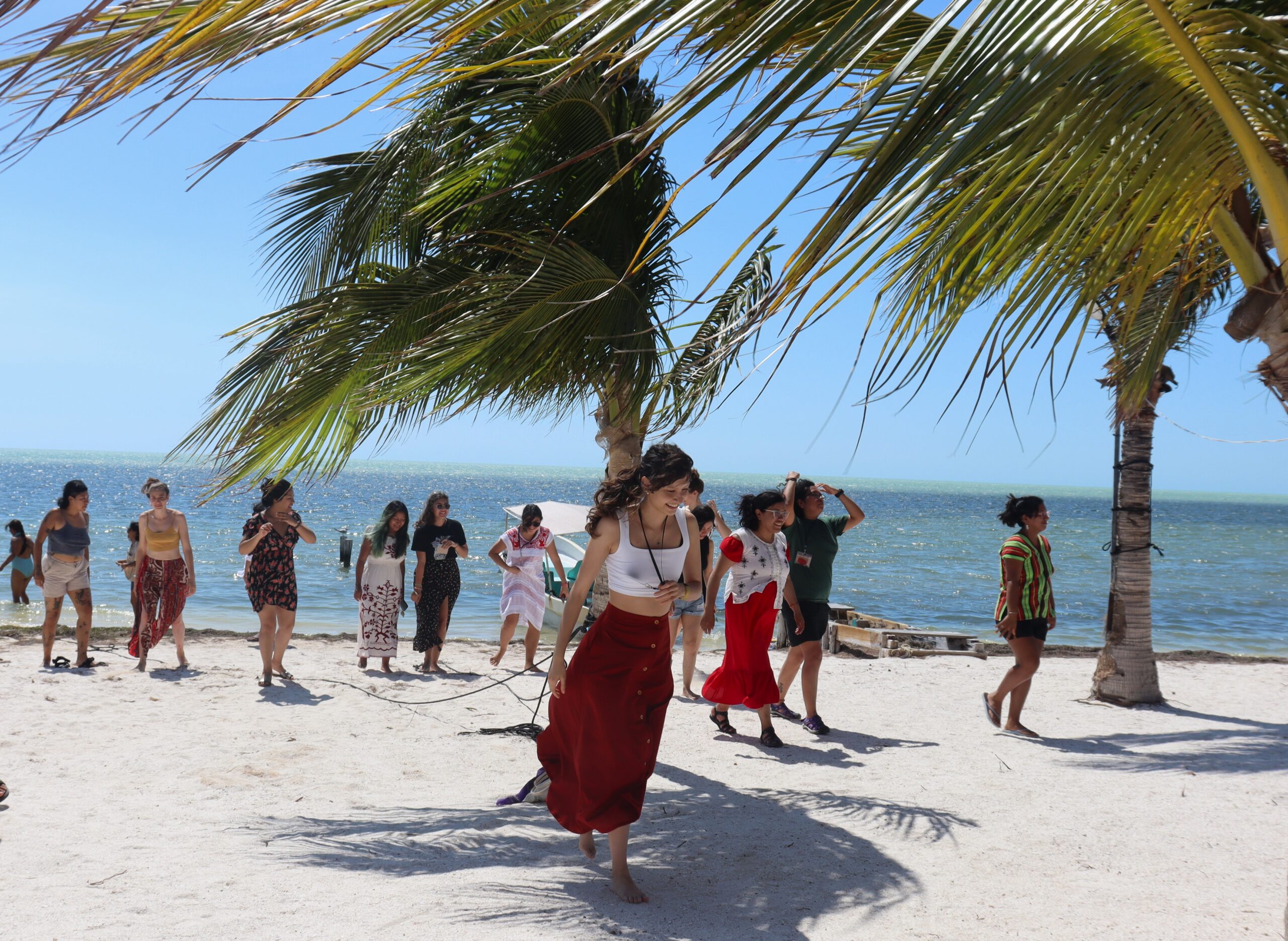 Mujeres activistas defienden el territorio y enfrentan la crisis climática desde Isla Arena, Campeche, con esperanza y estrategias comunitarias.