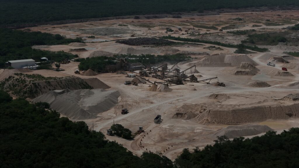 Fiscalía de Yucatán cita al pueblo maya de Xcucul Sur por oponerse a banco de materiales vinculado al Tren Maya.