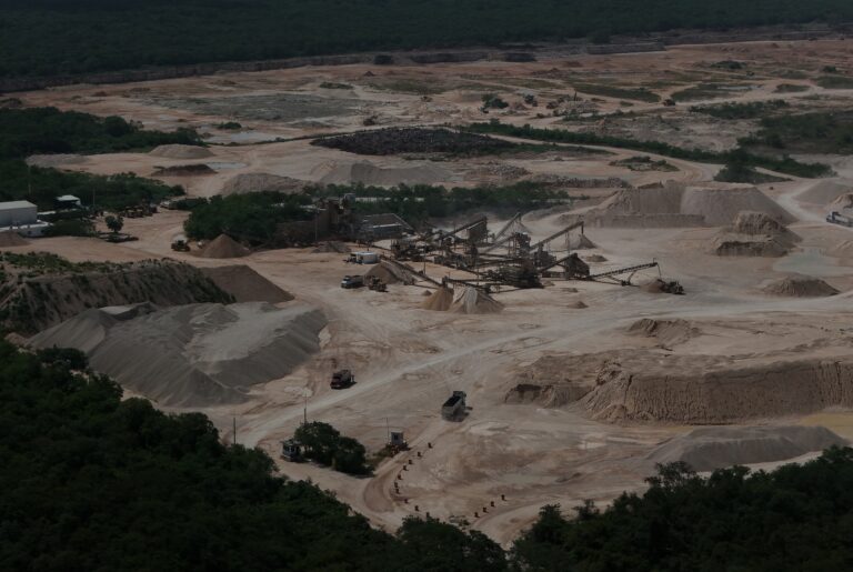 Fiscalía de Yucatán cita al pueblo maya de Xcucul Sur por oponerse a banco de materiales vinculado al Tren Maya.