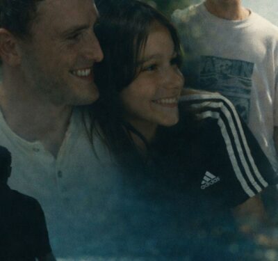 Análisis de Aftersun sobre la depresión padre e hija, la memoria, la ausencia emocional y los recuerdos que marcan la adultez.